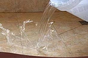 聂荣漏水维修 免砸砖防水材料该如何施工